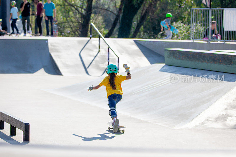 年轻的滑板女孩在滑板公园