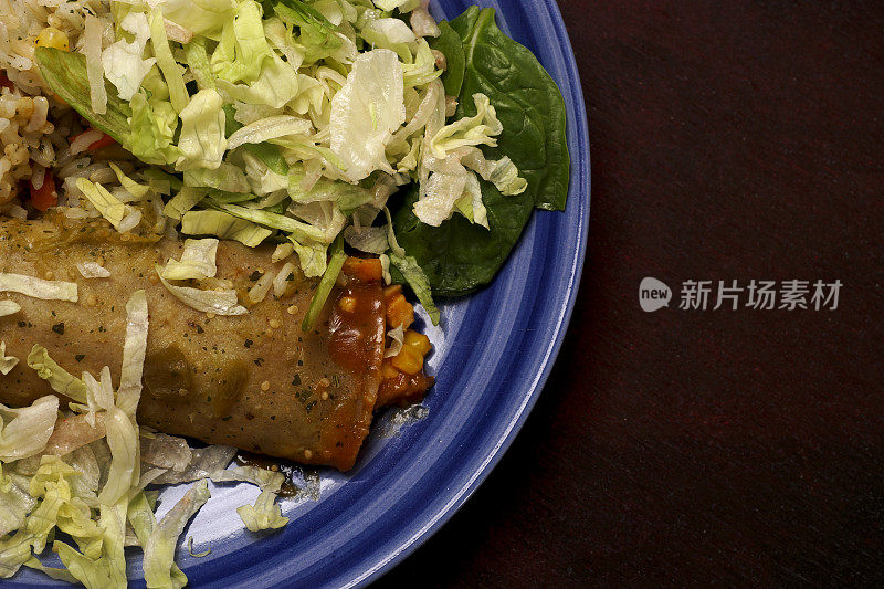 墨西哥食物-豆和奶酪玉米卷饼配米饭和沙拉