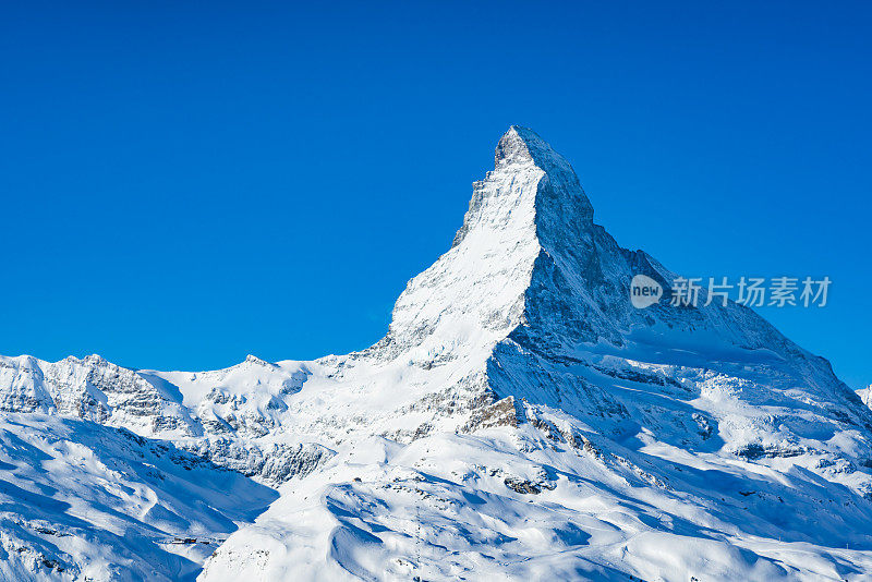 世界著名的马特峰位于瑞士泽马特镇上空，冬季