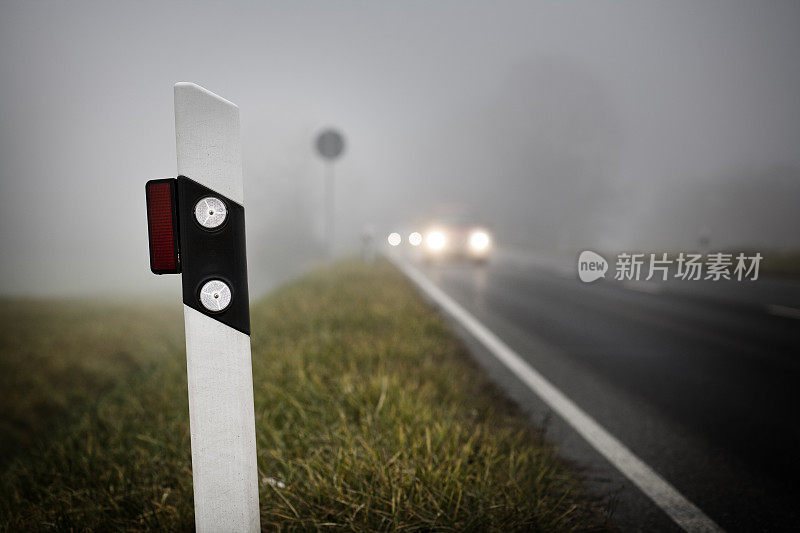 乡村道路上有浓雾，迎面驶来的车辆