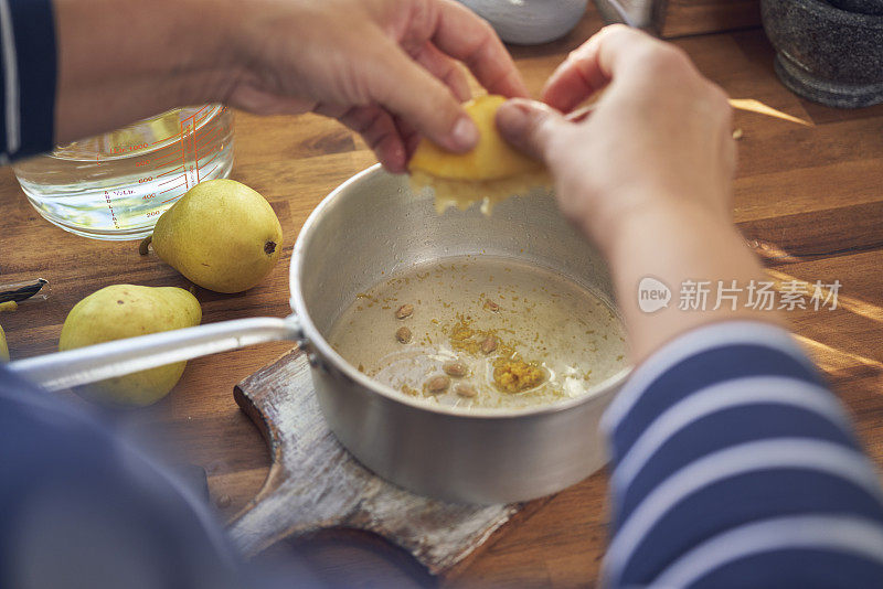 香草柠檬汁煮梨配黑巧克力