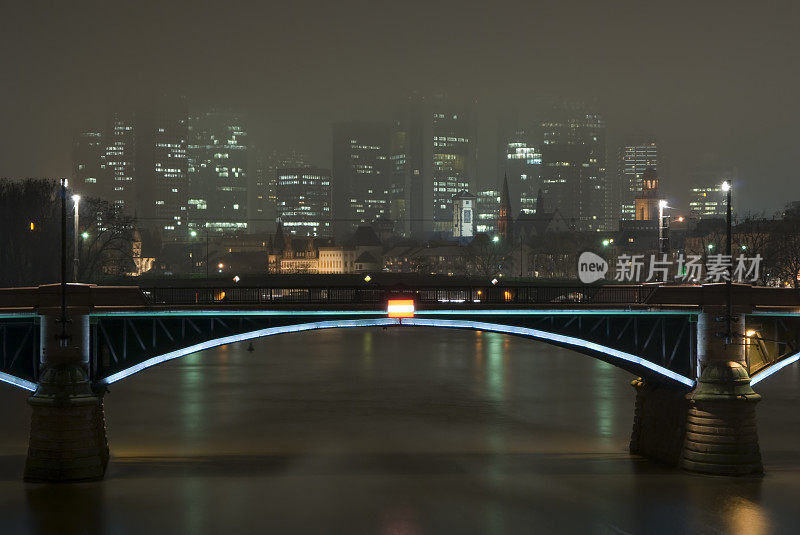 法兰克福的天际线隐藏在雾中，拷贝空间，HDR