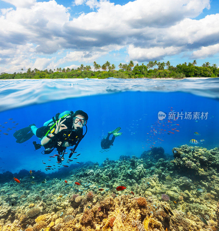 水下珊瑚礁与水肺潜水员