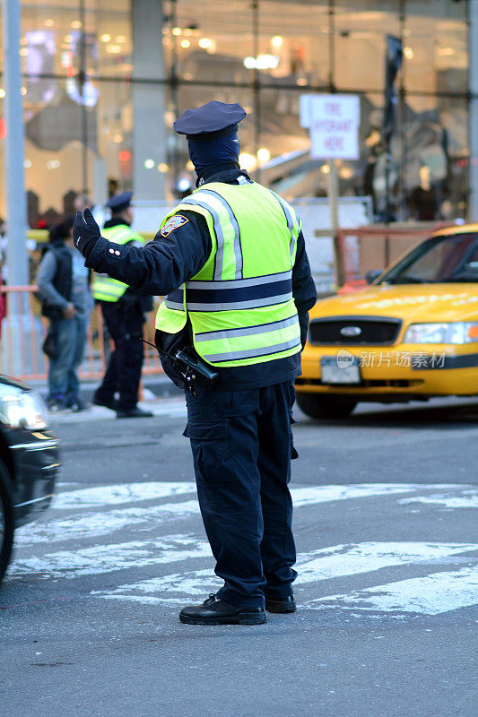 在城市的交通中引导汽车的巡警