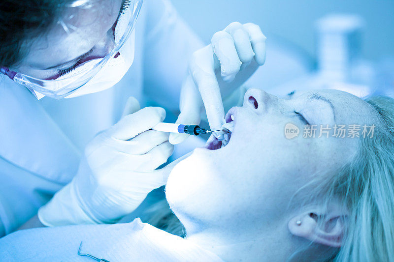 牙医正在治疗一位女病人