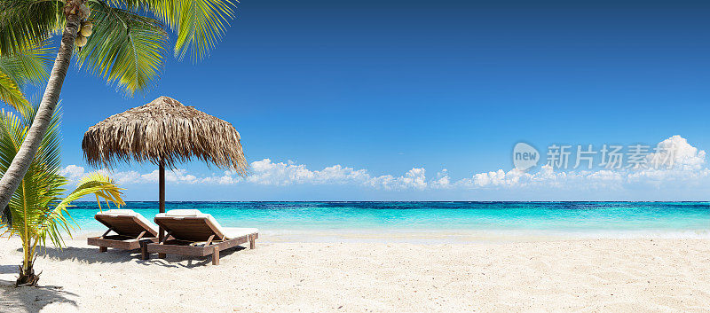 椅子和雨伞在珊瑚滩-热带度假胜地的旗帜