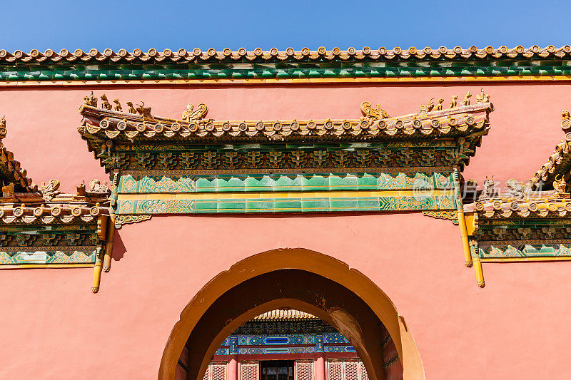 背景为北京紫禁城的红墙