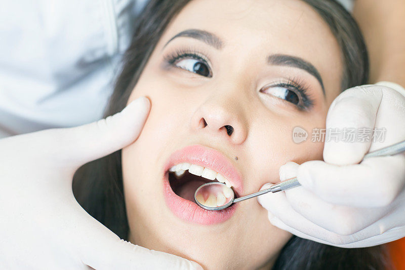 牙痛的病人去看牙医。