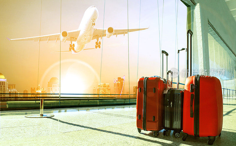 行李堆放在机场候机楼和通行证上