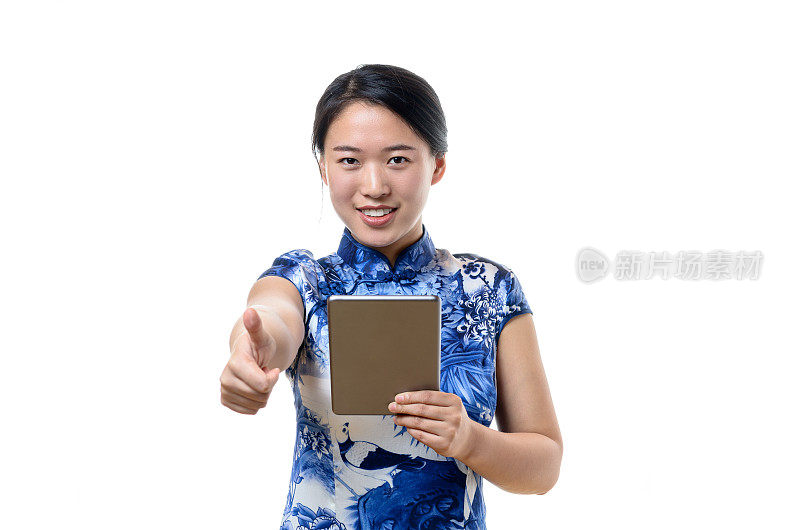 一个年轻的中国女人在用平板电脑
