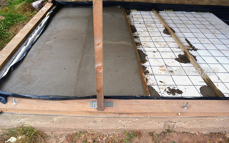 用聚苯乙烯和混凝土使房屋地板绝缘