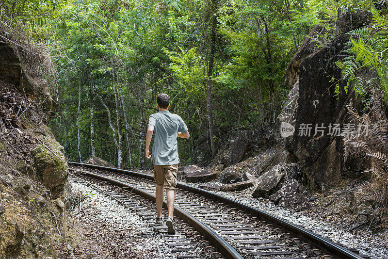 在米纳斯吉拉斯的火车轨道上奔跑的人