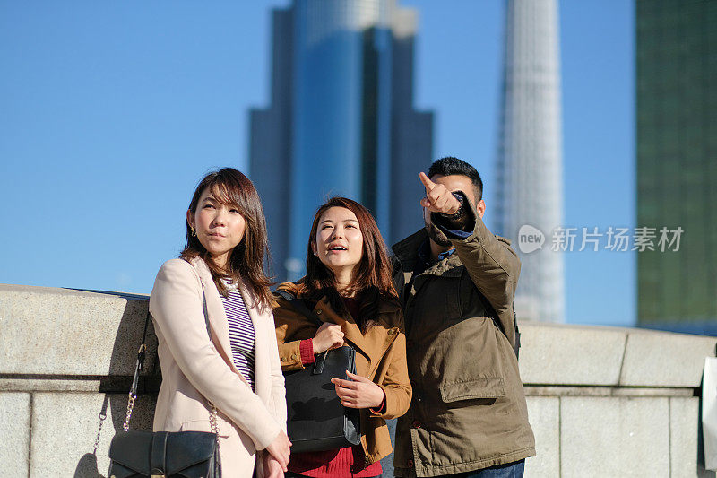 东京一处旅游景点的大街上，男男女女在聊天