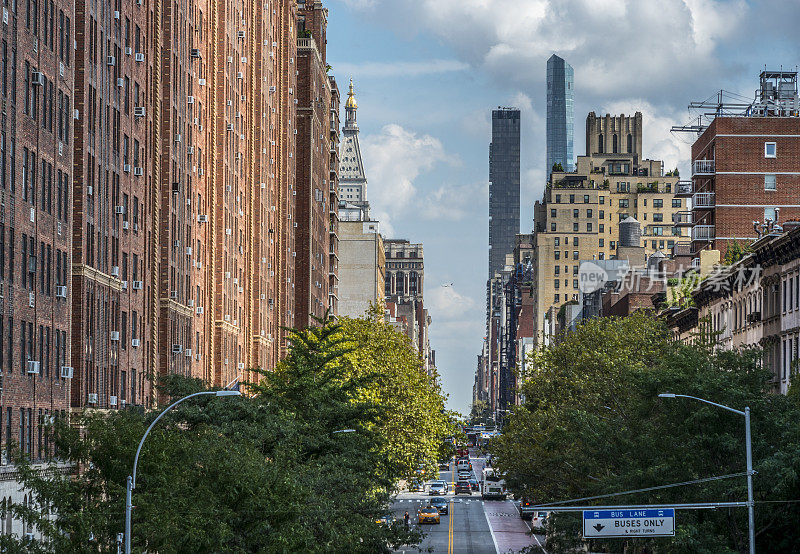 鸟瞰图切尔西社区街道与交通在街道下面的纽约，曼哈顿，纽约