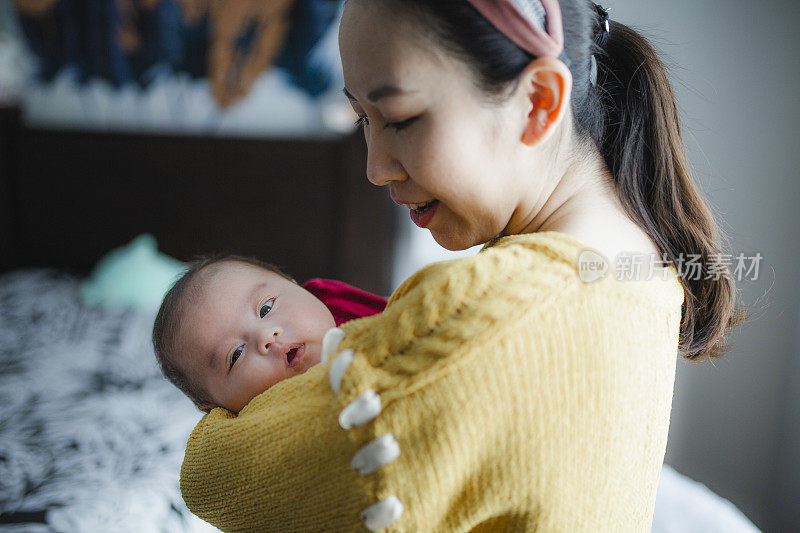 母亲和她的男婴