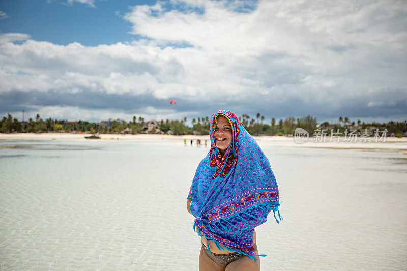 年轻女子在低潮期间探索热带岛屿的海岸线