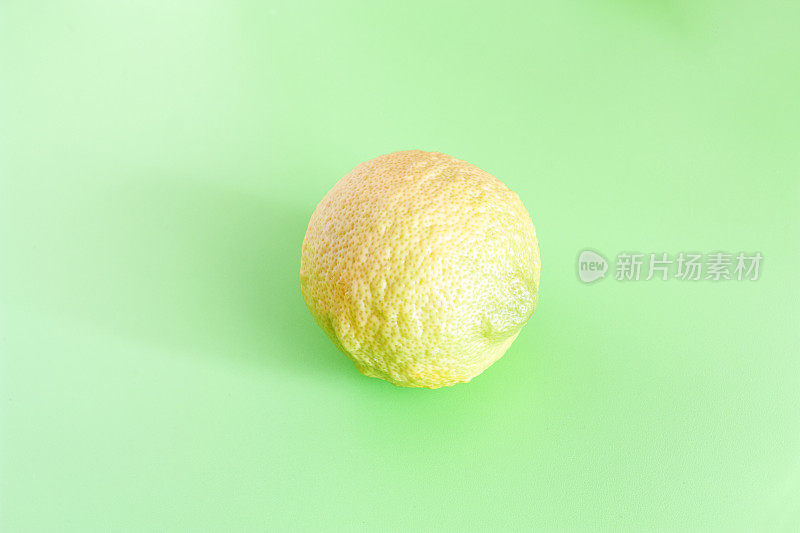 绿色背景上的柠檬