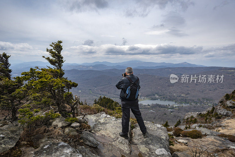 一名男子在祖父山顶拍摄风景