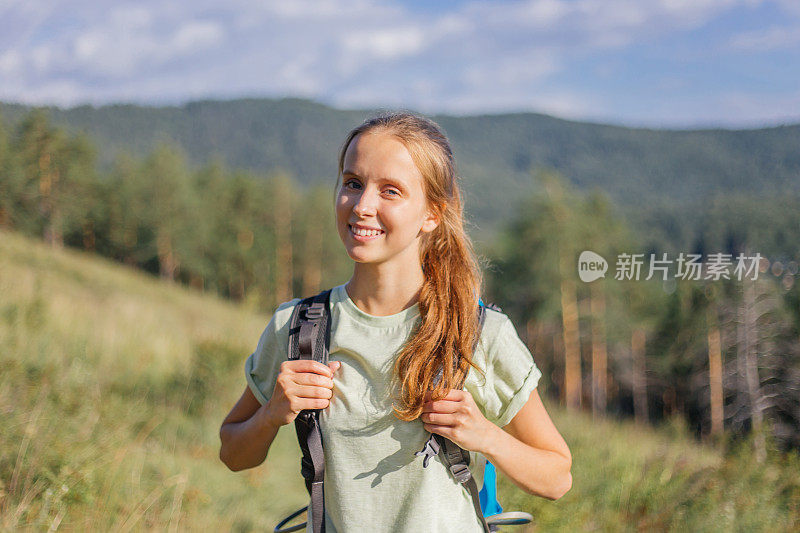 游客在山顶徒步旅行，欣赏风景