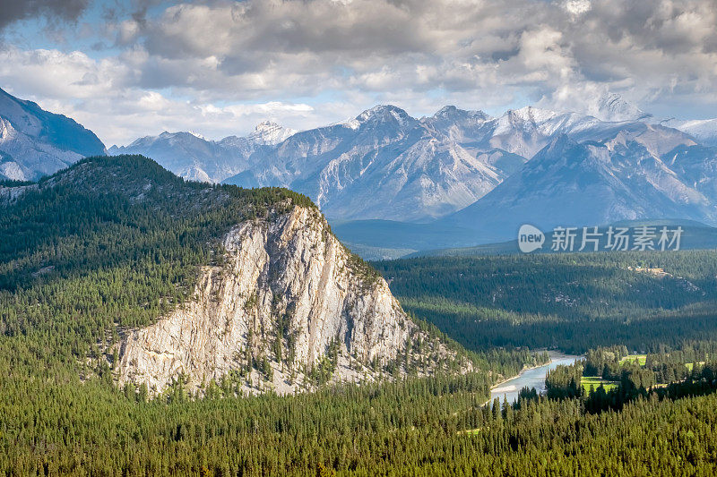 弓河，山谷和加拿大落基山脉景观