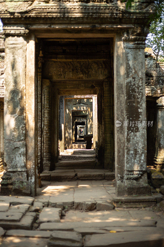 柬埔寨吴哥窟建筑群中古庙的长廊多门
