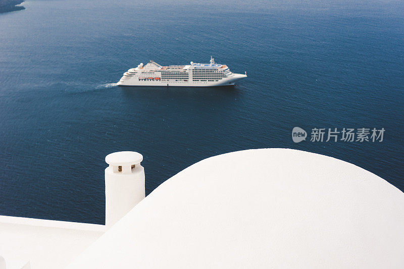 壮观的大海全景，白色的屋顶和蓝色的大海与游轮