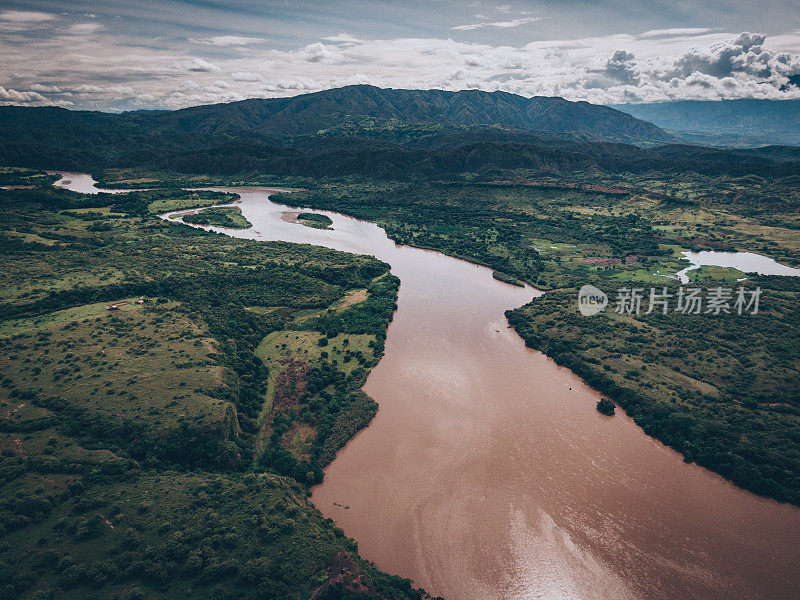 鸟瞰图里约热内卢Magdalena跑过丛林山谷