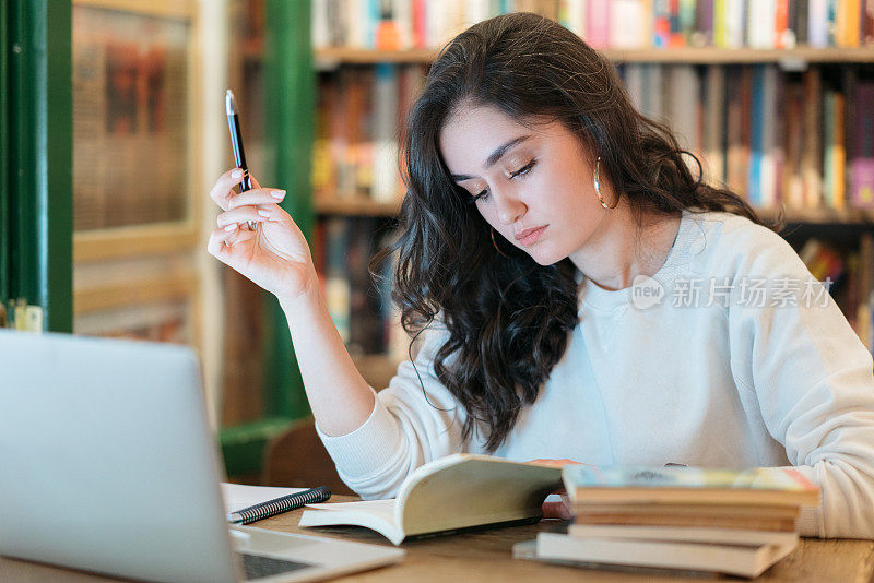年轻的大学生在图书馆学习