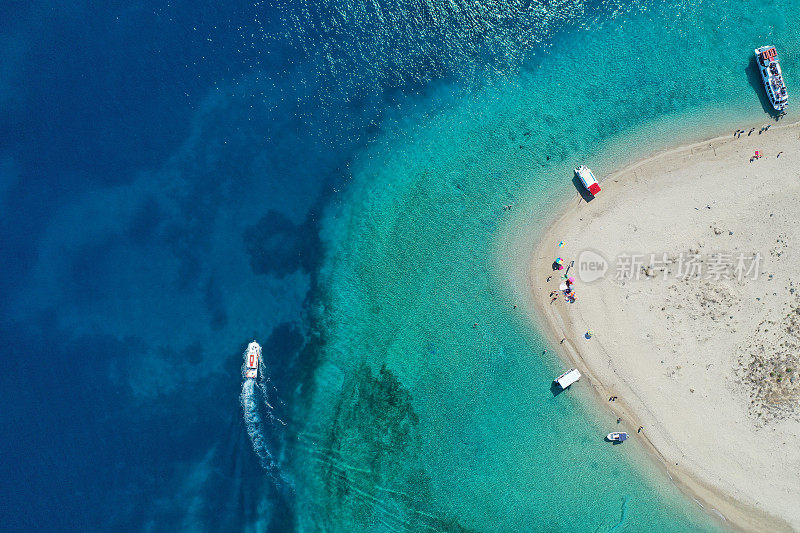 这是一架无人机拍摄的马拉索尼西无人居住的标志性小岛，清澈的海水，沙滩和自然孵化的卡雷塔-卡雷塔海龟，位于希腊扎金索斯