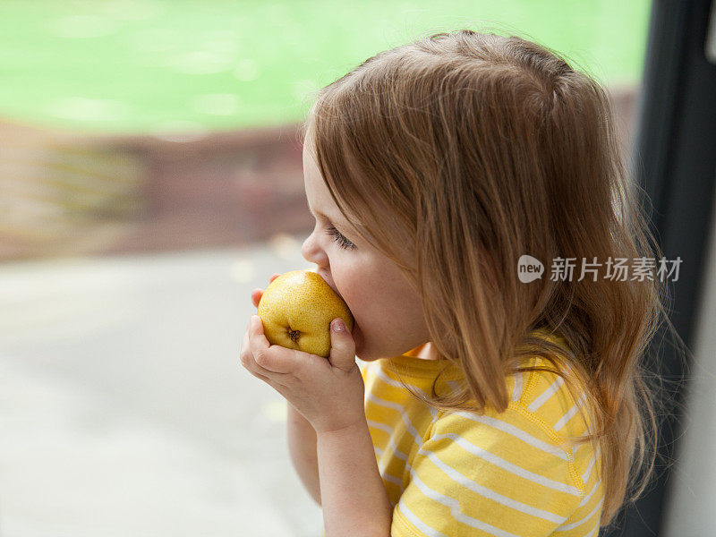 吃梨的女孩