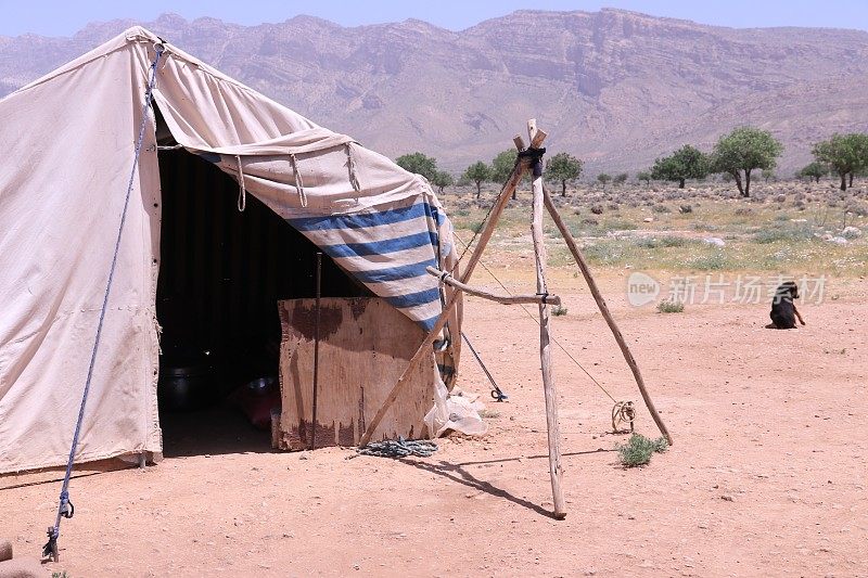 伊朗设拉子扎格罗斯山上牧民的帐篷和汽车