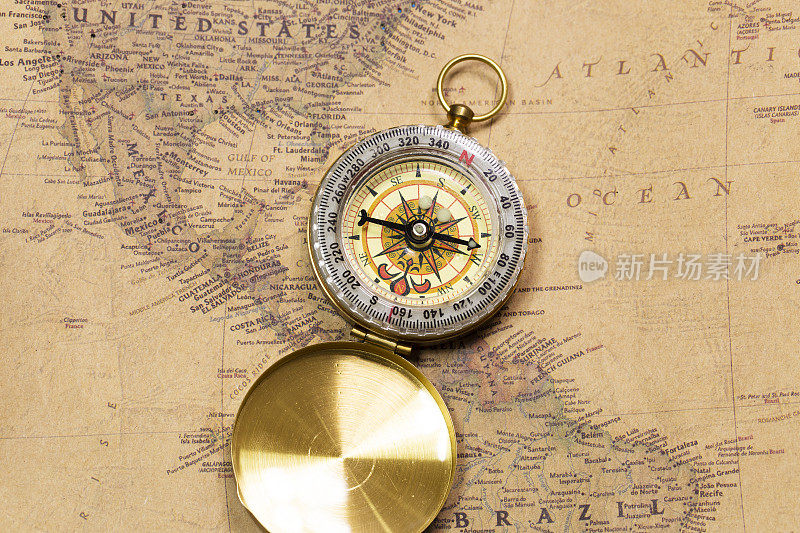 复古指南针与复古地图