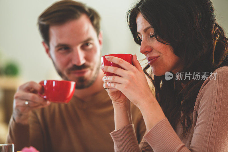 和丈夫一起享受早餐咖啡的女人