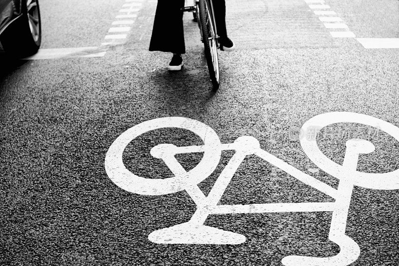 在瑞典斯德哥尔摩市中心骑自行车。