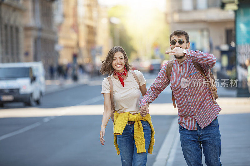 一对年轻夫妇在招手叫出租车