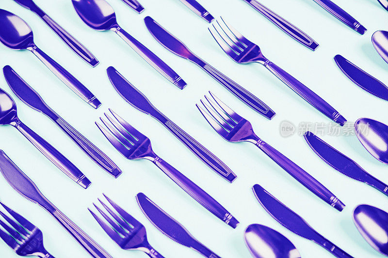 背景与紫色的叉，刀和勺子