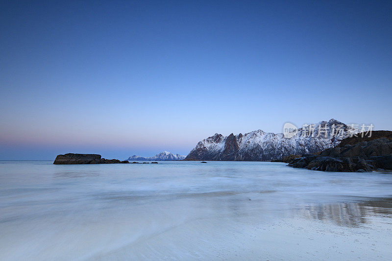 冬天，挪威北部Vesteralen群岛霍夫登海滩上的日落