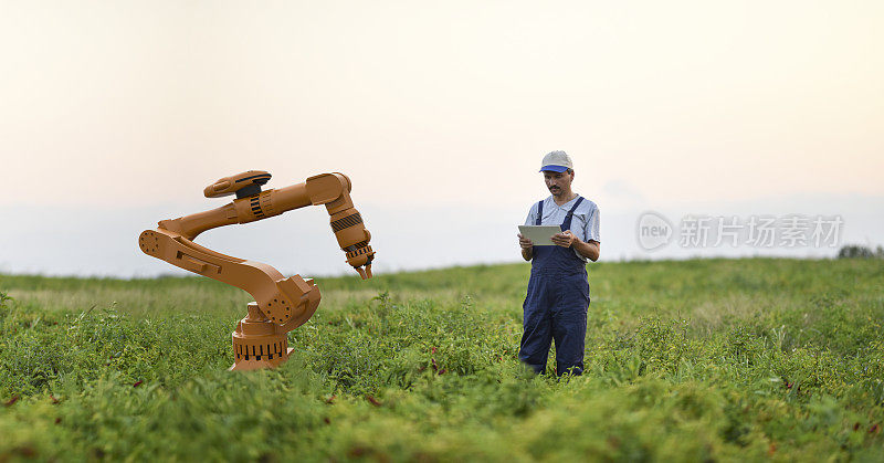 农民操作智能农业机器人