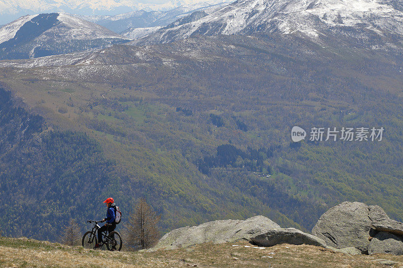 女山地自行车下山草坡