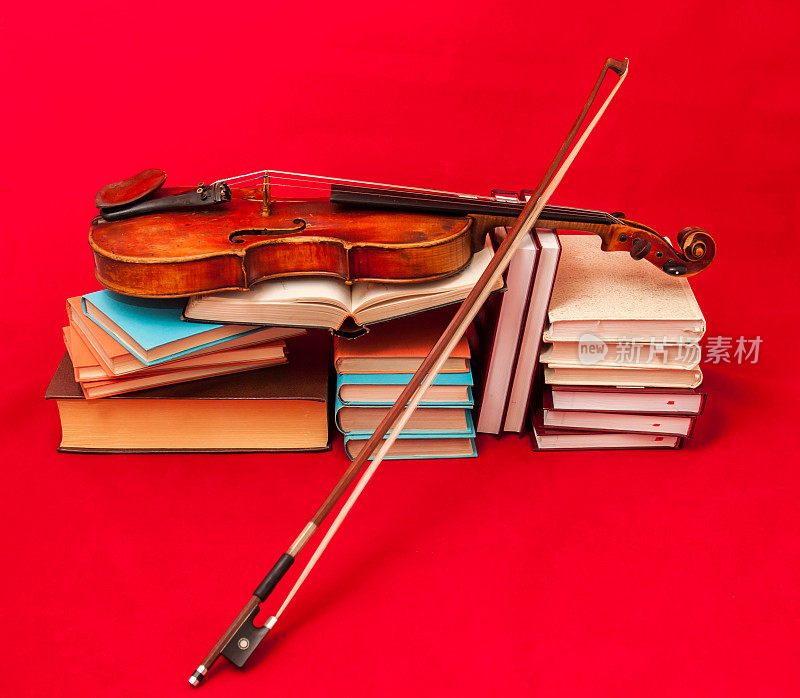 书堆和旧小提琴概念摄影