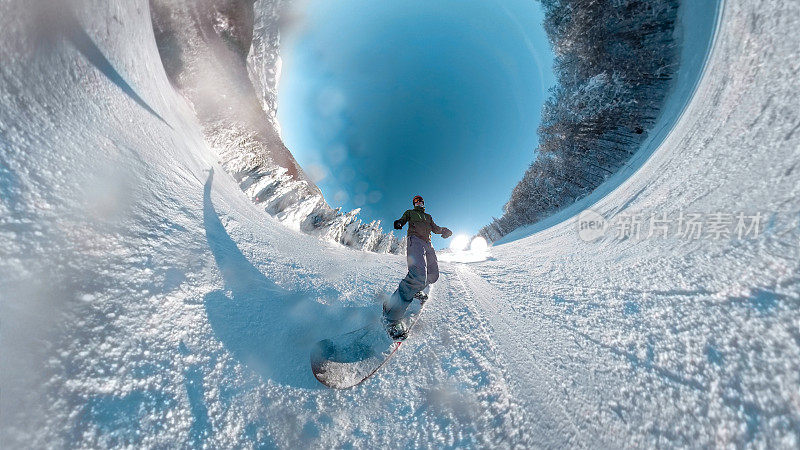 在雪山上滑雪