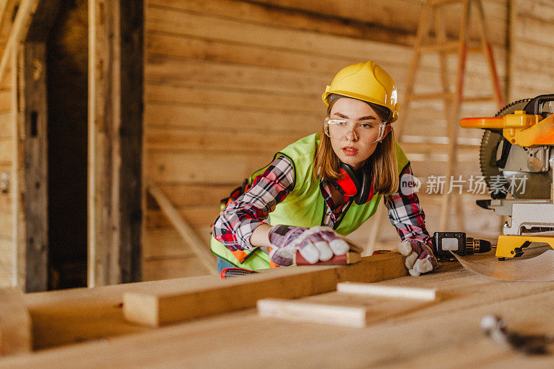 在建筑工地工作的蓝领妇女