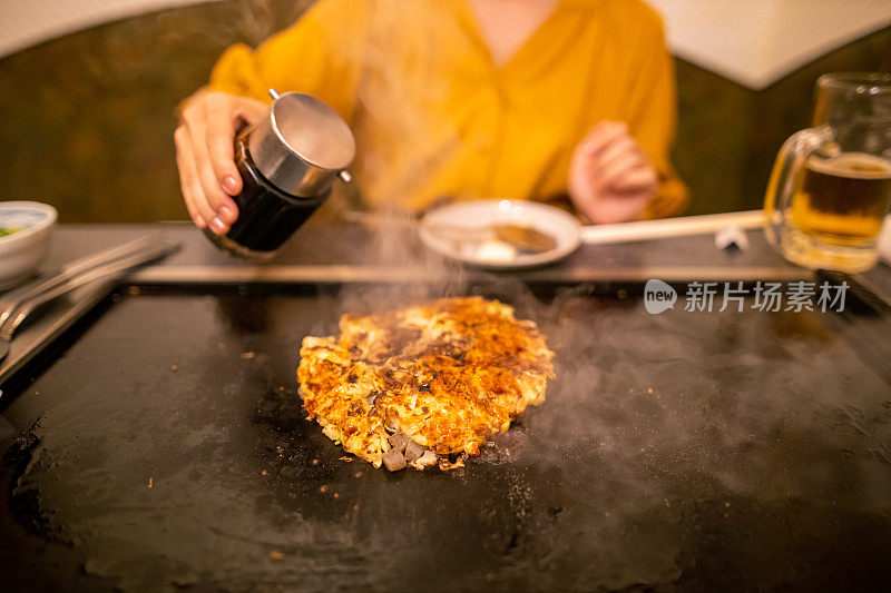 年轻女子在煎锅上做日式御膳烧