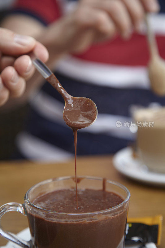 西班牙咖啡馆的一杯热巧克力