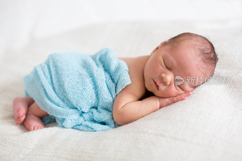 刚出生的男婴，睡得很香