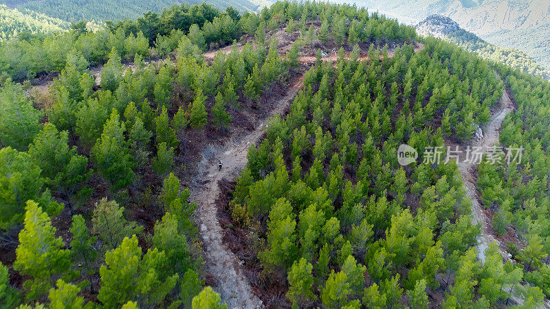 骑在土路上的山地车鸟瞰图