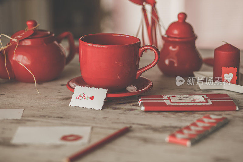 情人节的一杯茶，一块巧克力和一张爱的便条