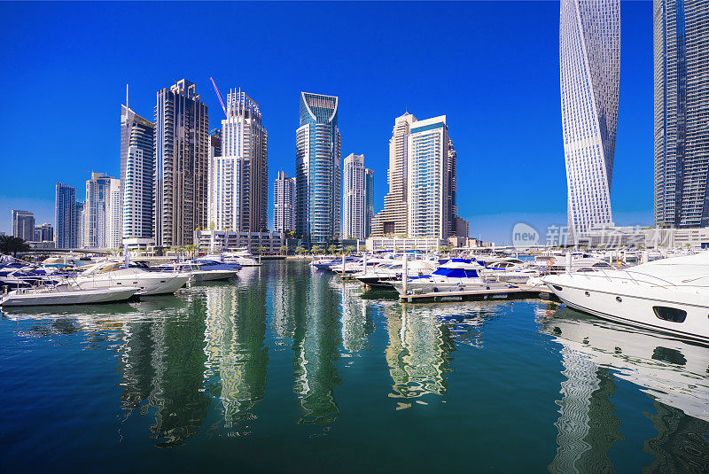 迪拜码头的摩天大楼和停泊的船只，阿拉伯联合酋长国