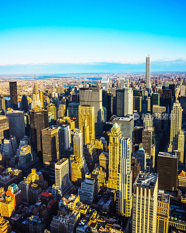 鸟瞰曼哈顿中城在纽约纽约市反射