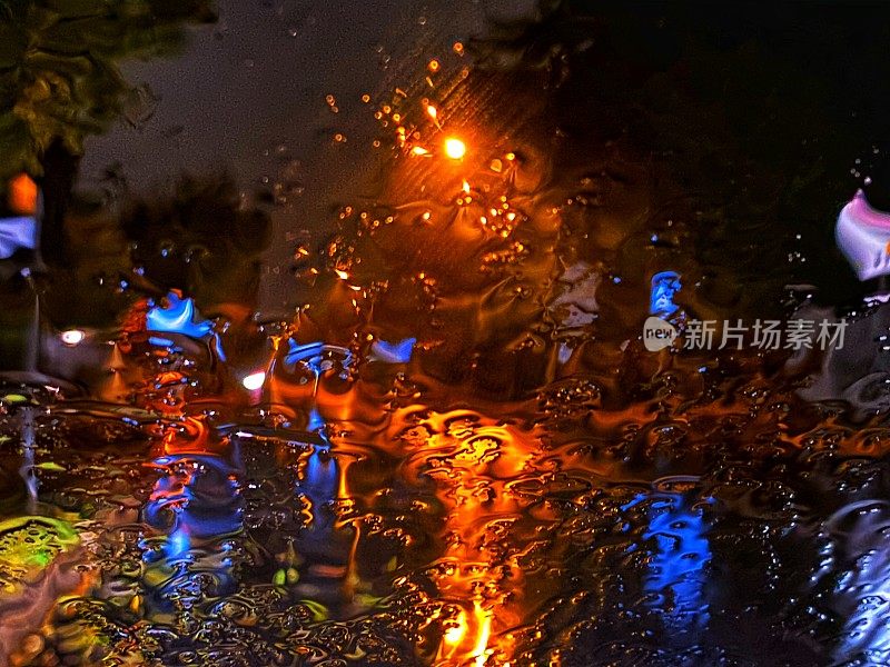 在下雨的夜里开车